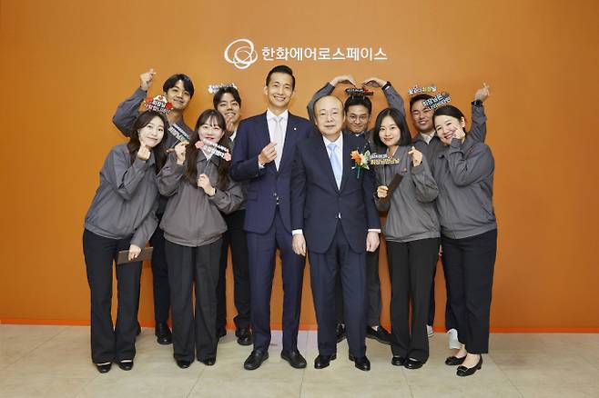 김승연 한화그룹 회장(가운데 오른쪽)과 김동관 부회장(가운데 왼쪽)이 지난해 5월20일 한화에어로스페이스 창원사업장에서 직원들과 기념촬영을 하고 있다. /사진=한화그룹