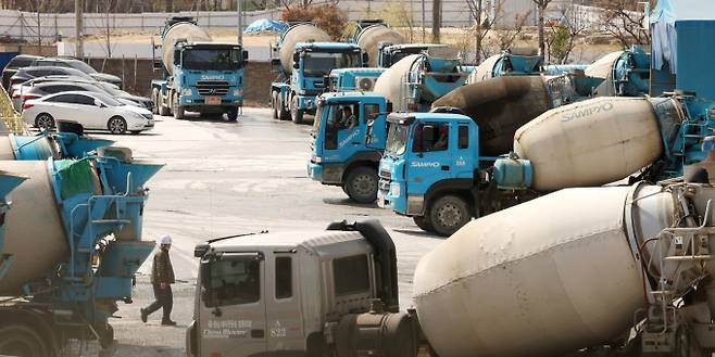 철강과 석유화학 산업에서 막대한 영향력을 행사하는 중국이 시멘트로 영역을 확장할 것이란 우려가 나온다. 사진은 서울 시내 한 레미콘 공장에 일부 레미콘 차량이 멈춰 서 있는 모습./사진=뉴시스