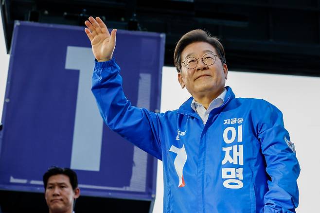 전·현직 금융권 인사 157명이 13일 이재명 더불어민주당 대선후보 지지를 선언했다. 사진은 전날 대전 중구 으능정이거리 스카이로드에서 연설 중인 이 후보. /사진=뉴스1