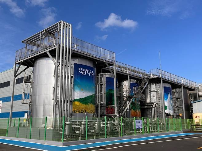 제주삼다수 L5 스마트팩토리의 원수 저장 탱크. /사진=제주삼다수