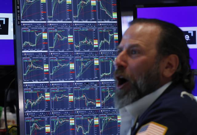 일제히‘환호 랠리’ 미국과 중국의 관세 대폭 인하에 증시가 급등한 12일 미국 뉴욕증권거래소에서 한 트레이더가 주식 차트를 보며 환호하고 있다. 이날 다우존스30 산업평균지수와 스탠다드앤드푸어스(S&P)500지수, 나스닥 종합지수는 전날 대비 각각 2.81%, 3.26%, 4.35% 올랐다. UPI 연합뉴스