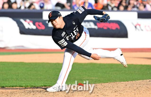 2025년 3월 22일 오후 경기도 수원KT위즈파크에서 '2025 신한 SOL뱅크 KBO 리그' 한화 이글스와 KT 위즈의 경기. 한화 한승혁이 8회말 구원등판해 역투하고 있다./마이데일리