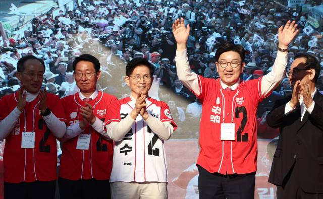 ▲국민의힘 김문수 대선 후보가 12일 대구 서문시장에서권성동 공동선대위원장을 소개하자 손뼉을 치고 있다. ⓒ연합뉴스