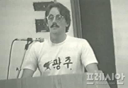 ▲'푸른 눈의 시민군' 데이비드 돌린저 씨가 영암군에서 5·18 당시를 증언한다. ⓒ영암군