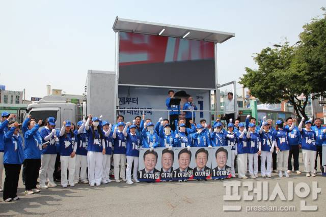 ▲13일 오전 10시 목포역 광장에서 민주당 전남도당 선대위 주최로 선거운동 행사 '전남도민과 함께하는 선거운동'이 열리고 있다.ⓒ프레시안(박아론)