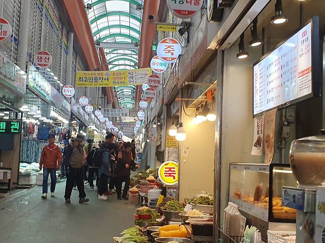 ‘보수 무덤’이라고 불리는 인천 계양구을 지역에 위치한 계양산전통시장에서 13일 만난 상인과 주민들 상당수는 정권 교체론에 한 목소리를 냈다.
