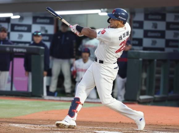 롯데 자이언츠 빅터 레이예스가 7일 부산 사직야구장에서 열린 2025 KBO리그 정규시즌 SSG 랜더스와의 홈 경기에서 홈런을 치고 있다. 부산 연합뉴스