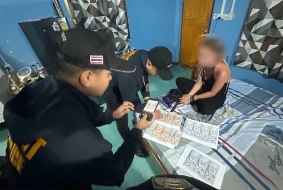 태국 수랏타니주 코팡안 섬의 한 리조트 객실에서 지역 관광경찰이 34세 러시아인 여성을 성매매 혐의로 체포하고 있다. 코팡안 관광경찰 제공