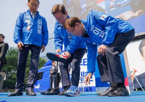 더불어민주당 이재명 대선후보가 12일 오전 서울 광화문 청계광장 첫 유세에서 운동화를 신고 있다. 2025.5.12 홍윤기 기자