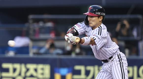 LG 트윈스 신민재가 지난달 15일 서울 잠실야구장에서 열린 2025 KBO리그 정규시즌 삼성 라이온즈와의 홈 경기에서 번트를 시도하고 있다. 뉴스1