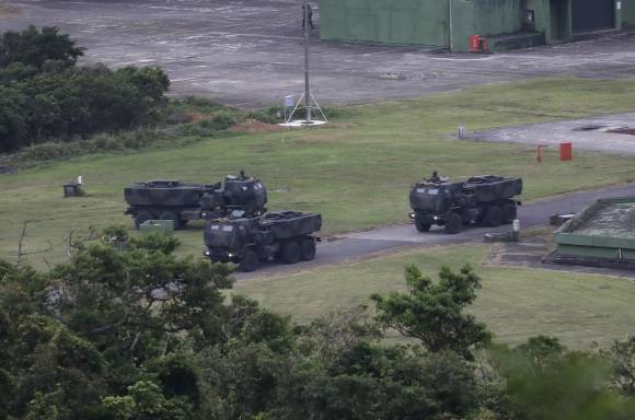 대만군이 2025년 5월 12일 남부 핑둥의 주펑 기지에서 미국산 고속기동포병로켓시스템(HIMARS·하이마스)으로 첫 실사격 훈련을 진행하고 있다. AP 연합뉴스