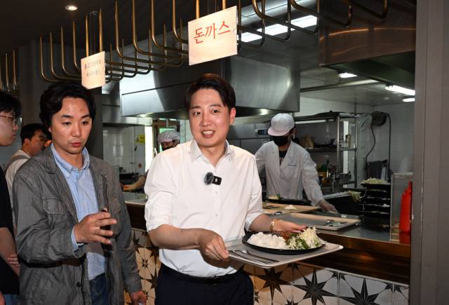 이준석 개혁신당 대선 후보가 13일 '학식먹자 이준석' 행사가 열린 대구 경북대학교에서 배식을 받아 자리로 향하고 있다. 연합뉴스