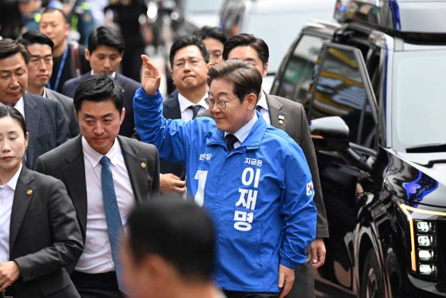 이재명 더불어민주당 대선 후보가 13일 대구 중구 동성로에서 유권자들에게 지지를 호소하고 있다. 대구=오승현 기자