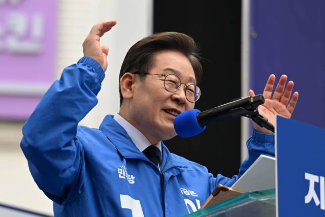 이재명 더불어민주당 대선 후보가 13일 대구 중구 동성로에서 유권자들에게 지지를 호소하고 있다. 대구=오승현 기자 2025.05.13