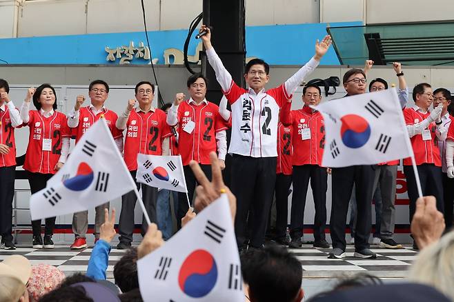 국민의힘 김문수 대선 후보가 5월13일 부산 자갈치 시장에서 유세를 하고 있다. ⓒ연합뉴스