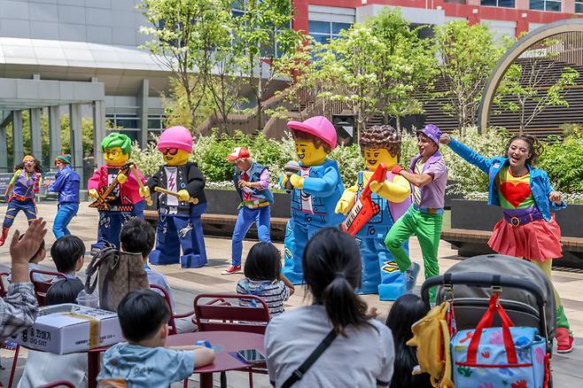 서울 용산에서 진행한 ‘레고 페스티벌’ 플레이 팝 행사 공연 사진제공|레고랜드 코리아