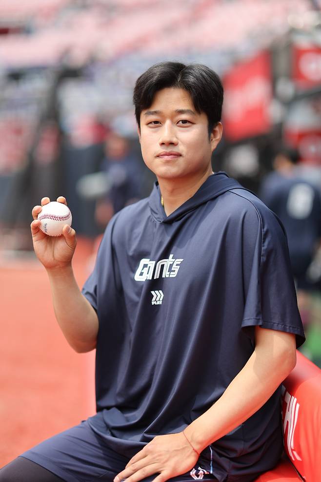 롯데 김강현이 11일 수원구장에서 승리 기념구를 들고 기념촬영을 하고 있다. 롯데 자이언츠 제공