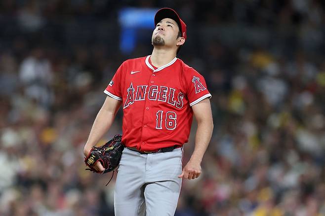 LA 에인절스 기쿠치 유세이가 13일 샌디에이고전에서 5회말 마차도에게 솔로 홈런을 맞은 뒤 아쉬워하고 있다. AFP연합뉴스