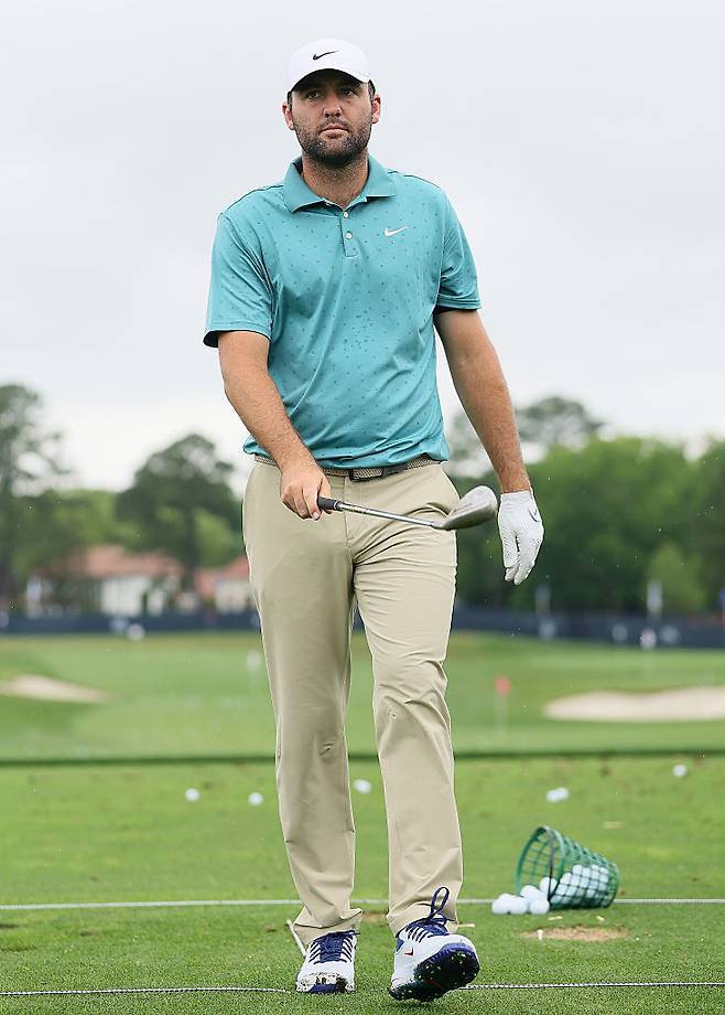 스코티 셰플러가 13일 미국 노스캐롤라이나주 샬럿의 퀘일 할로 클럽에서 열린 PGA 챔피언십 연습레인지에서 샷을 점검하고 있다. |게티이미지