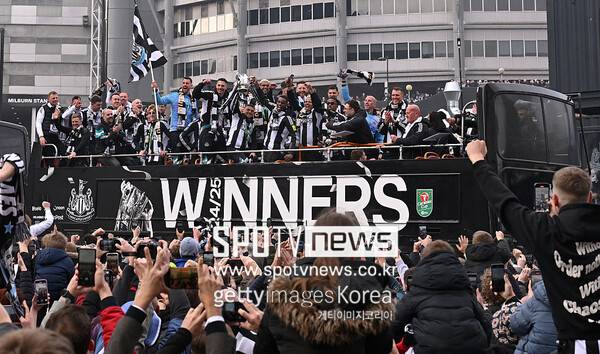 ▲ 최근 뉴캐슬 유나이티드는 리그컵 우승을 해낸 뒤 뉴캐슬 시내를 도는 우승 행진을 벌였다. 오픈 버스를 타고 성대한 환영을 받았다.