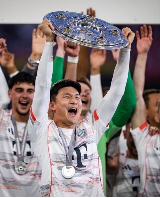 마이스터샬레를 들어올리는 김민재. /사진=바이에른 뮌헨 공식 SNS 갈무리