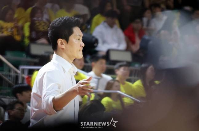 전희철 감독이 13일 오후7시 서울 잠실학생체육관에서 열린 서울 SK 대 창원 LG의 '2024~20254시즌 KCC 프로농구 챔피언결정전(7전4승제)' 5차전에서 경기를 지켜보고 있다. /사진=강영조 선임기자