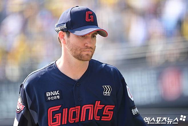 한국야구위원회가 13일 광주-KIA챔피언스필드에서 열리는 2025 신한 SOL Bank KBO리그 롯데와 KIA 타이거즈의 시즌 4차전을 앞두고 반즈를 웨이버 공시했다. 롯데 관계자는 대체 외국인 선수 영입보다 교체 쪽으로 방향성을 정했으며, 현재 후보로 거론되고 있는 알렉 감보아를 포함해 몇몇 선수와 협상을 진행 중이라고 전했다. 엑스포츠뉴스 DB