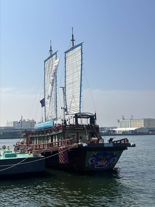 오사카에 도착한 조선통신사선 (오사카=연합뉴스) 김예나 기자 = 13일 일본 오사카항 ATC 부두에 조선통신사선을 재현한 선박이 정박해 있다. 국립해양유산연구소는 한일 국교 정상화 60주년을 맞은 올해 오사카까지 항해했다. 조선통신사선이 오사카에 도착한 건 1763∼1764년 제11차 사행(使行·사신 행차를 의미) 이후 약 261년 만이다. 2025.5.13
yes@yna.co.kr