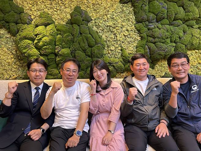 조선통신사선을 완성한 '드림팀' (오사카=연합뉴스) 김예나 기자 = 지난 12일 일본 오사카의 한 호텔에서 국립해양유산연구소와 부산문화재단 관계자들이 인터뷰한 뒤 기념 사진을 찍고 있다. 왼쪽부터 김현승 부산문화재단 문화유산팀장, 홍순재 국립해양유산연구소 학예연구사, 김효정 과장, 김성원 선장, 강원춘 학예연구사. 2025.5.13
yes@yna.co,kr