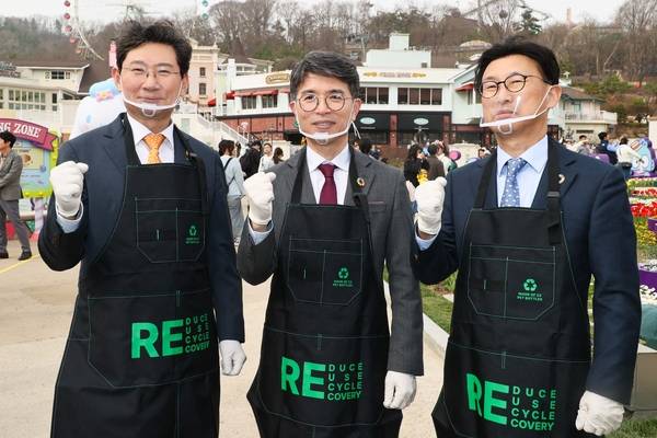 이상일(왼쪽) 용인시장은 김완섭(가운데) 환경부 장관과 정해린 삼성물산 리조트 부문 대표와 함께 지난 3월25일 에버랜드에서 다회용기 사용 확대 캠페인에 참여했다. 2025.3.25 /용인시 제공