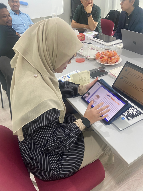 말레이시아 한 대학교의 학생이 인천 스타트업 ‘앱미디어’의 ‘앱북(Appbook)’을 사용해보고 있다. /인천TP 스타트업파크센터 제공