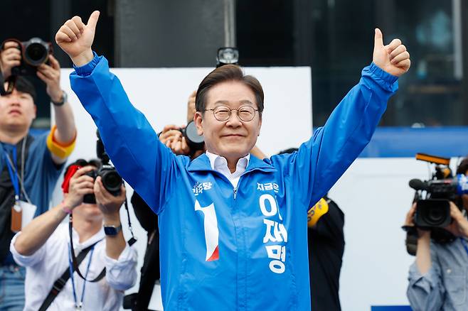 더불어민주당 이재명 대선 후보가 14일 경남 창원시 상남분수광장에서 열린 집중 유세에서 연설을 마친 뒤 엄지를 들어 보이며 인사하고 있다. 연합뉴스