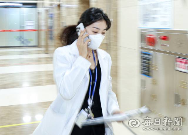 24일 대구 계명대학교 성서동산병원에서 김민애 장기 이식 코디네이터가 장기 기증 관련 소식을 접하고 황급히 중환자실로 향하고 있다. 안성완 기자 asw0727@imaeil.com