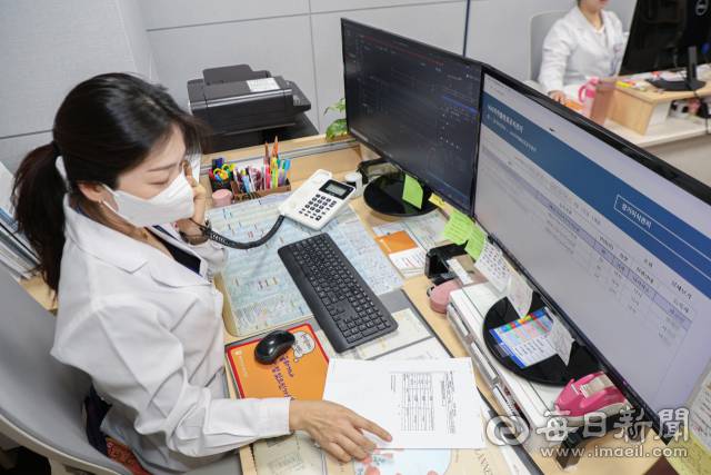 24일 대구 계명대학교 성서동산병원에서 김민애 장기 이식 코디네이터가 사무실에서 업무를 보고 있다. 안성완 기자 asw0727@imaeil.com