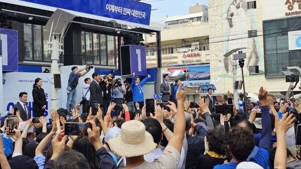 이재명 더불어민주당 대통령 후보가 민주당 험지로 꼽히는 부산·경남(PK) 지역 유세에 나선 14일 경남 창원시 상남분수광장을 찾아 지지를 호소하고 있다. 이은수 기자