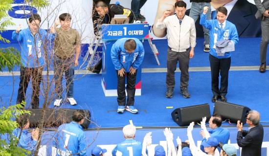 더불어민주당 이재명(가운데) 대선후보가 14일 오후 창원시 성산구 상남분수 광장을 찾아 인사하고 있다. 연합뉴스