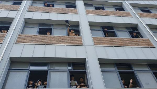 이명박 전 대통령이 14일 모교인 포항동지고등학교를 방문한 가운데, 동지고 학생들이 교실 창문을 연 채 부부젤라를 울리거나 상의 탈의하며 환호하는 모습. 황영우 기자