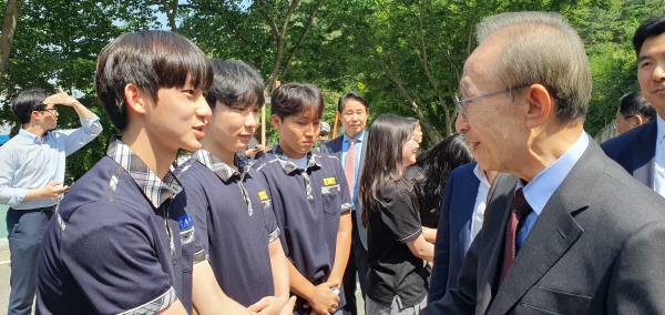 이명박 전 대통령이 14일 모교인 포항동지고등학교를 방문한 가운데, 동지고 학생회 간부 학생이 화환을 전달한 후 악수하는 모습. 황영우 기자