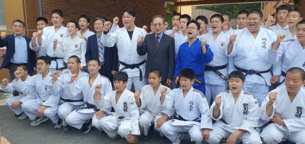 이명박 전 대통령이 14일 모교인 포항동지고등학교를 방문한 가운데, 동지고 유도부와 기념촬영하는 모습. 황영우 기자