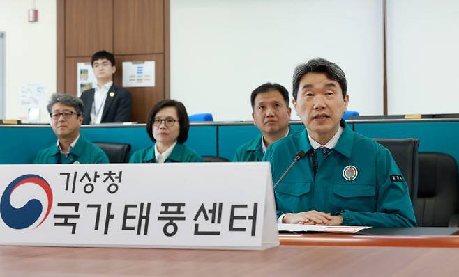 이주호 대통령 권한대행 부총리 겸 교육부 장관이 14일 제주 서귀포시 국가태풍센터에서 센터를 방문해 여름철 풍수해 대응 태세를 점검하며 발언하고 있다.(사진=교육부 제공)