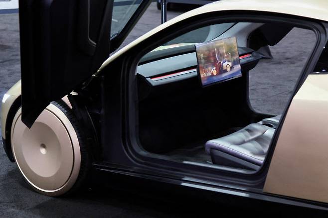 2024년 11월 21일 미국 캘리포니아주 로스앤젤레스에서 열린 로스앤젤레스 오토쇼에 테슬라 사이버캡이 전시되어 있다. (사진=로이터)