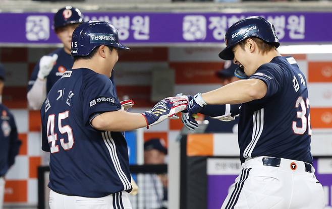 13일 한화와 경기에서 8회초 2점 홈런을 때려낸 두산의 김재환(오른쪽)