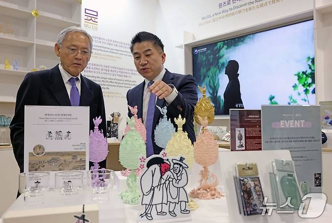유인촌 장관이 지난 13일 일본 오사카 엑스포 '한국우수상품전'에 출품한 뮷즈(MU:DS)를 관람하고 있다. (제공 문화체육관광부 )