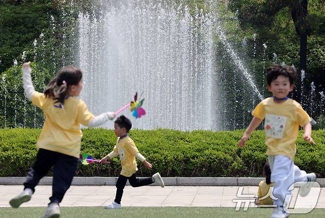 서울 낮 최고 온도 25도를 기록하며 초여름 날씨를 보인 13일 서울 서초구 예술의전당 세계음악분수에서 어린이들이 시원하게 뿜여져 나오는 물줄기 앞으로 뛰어놀고 있다. 2025.5.13/뉴스1 ⓒ News1 이동해 기자
