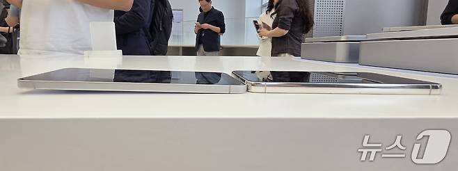 갤럭시S25 엣지(왼쪽)과 갤럭시S23 2025.05.13/뉴스1 ⓒNews1 김정현 기자