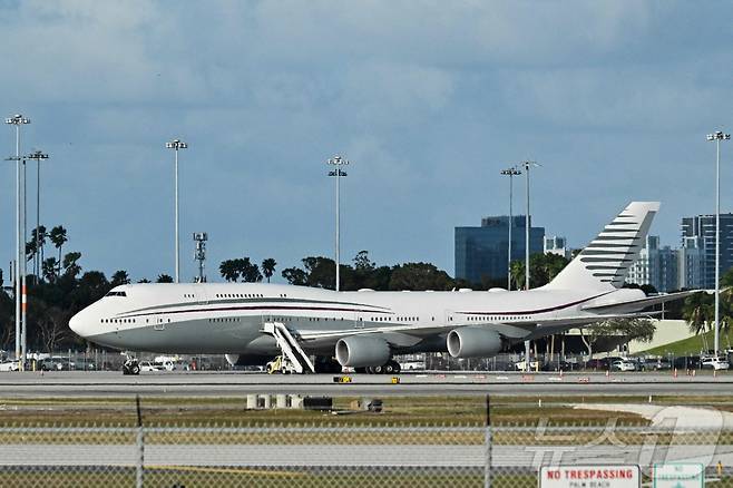 지난 2월 15일 플로리다주 웨스트 팜비치에 있는 팜비치 국제 공항에서 보잉 747 항공기가 보인다. ⓒ AFP=뉴스1 ⓒ News1 우동명 기자