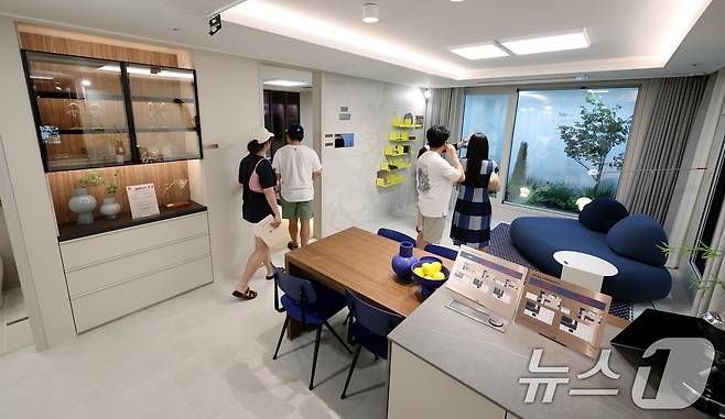 서울 서초구에서 개관한 디에이치 방배 견본주택을 찾은 예비 청약자들이 평형별 주택 내부 모습을 살펴보고 있다. 2024.8.16/뉴스1 ⓒ News1 장수영 기자