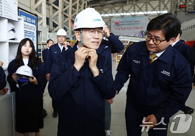 김문수 국민의힘 대통령 후보가 14일 경남 사천시 항공정비업체 한국항공서비스에 방문해 현장을 둘러보기 전 안전모를 착용하고 있다. 2025.5.14/뉴스1 ⓒ News1 김민지 기자