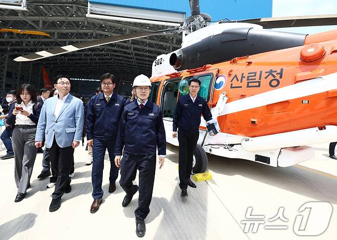 김문수 국민의힘 대통령 후보가 14일 경남 사천시 항공정비업체 한국항공서비스에 방문해 산림청 산불 진화 헬기를 살펴보고 있다. 2025.5.14/뉴스1 ⓒ News1 김민지 기자