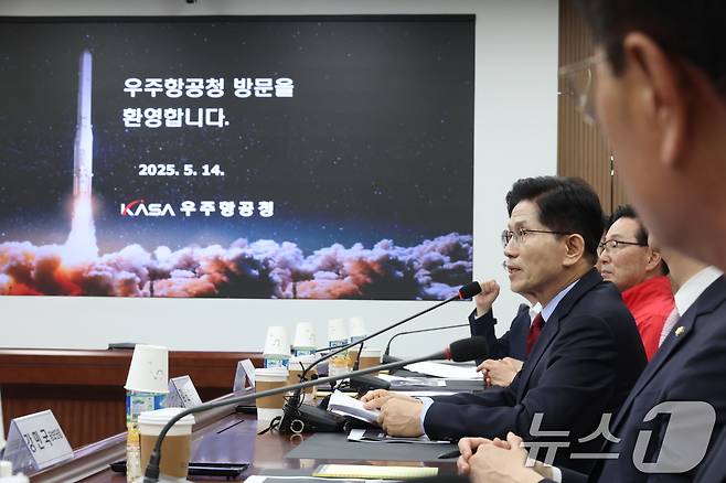 김문수 국민의힘 대통령 후보가 14일 경남 사천 우주항공청에서 열린 간담회에서 인사말을 하고 있다. (공동취재) 2025.5.14/뉴스1 ⓒ News1 김민지 기자